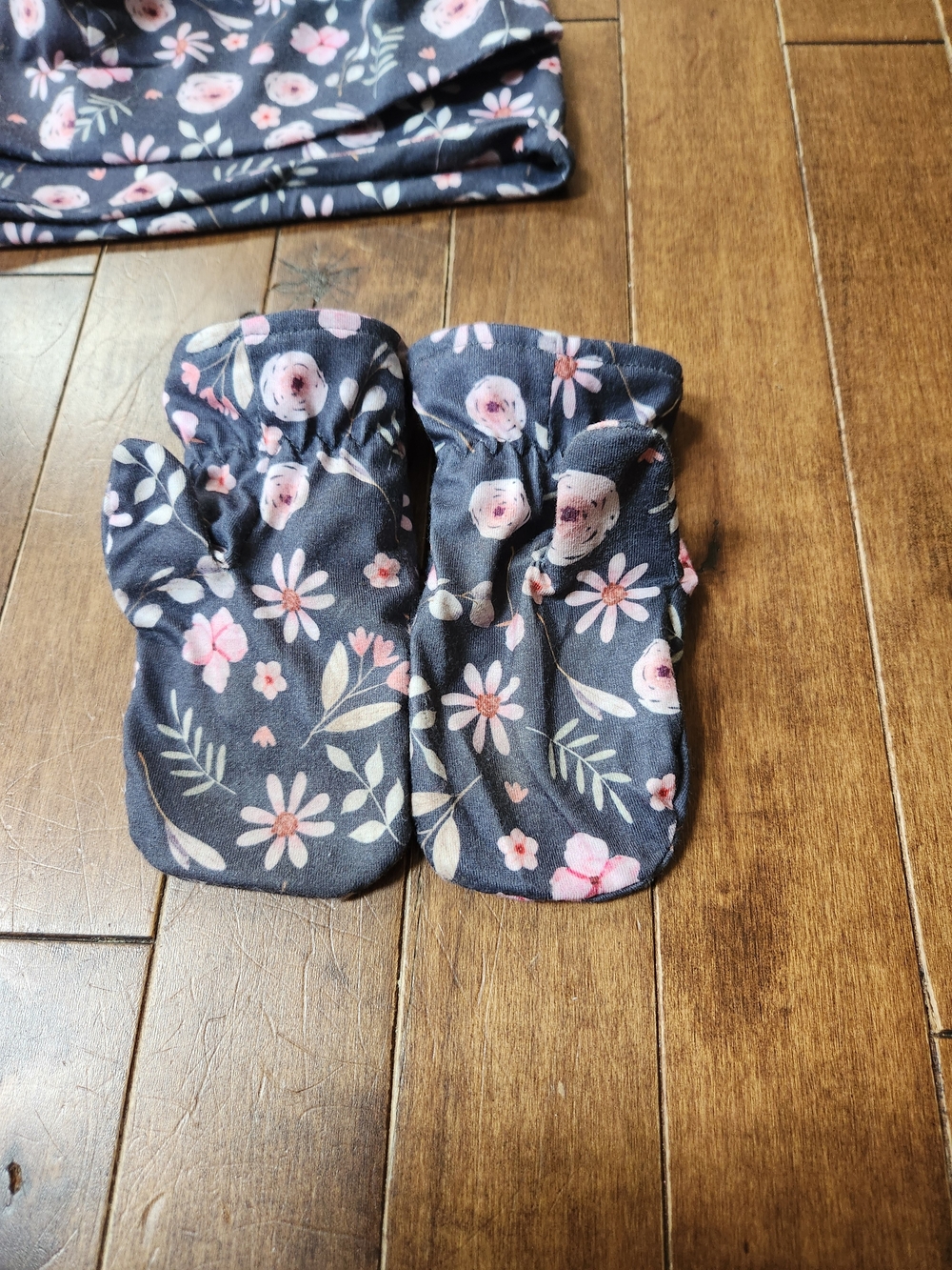 Girls Floral Fall Hat, Neck Warmer & Mittens Set — Pink on Charcoal - Picture 7 of 8